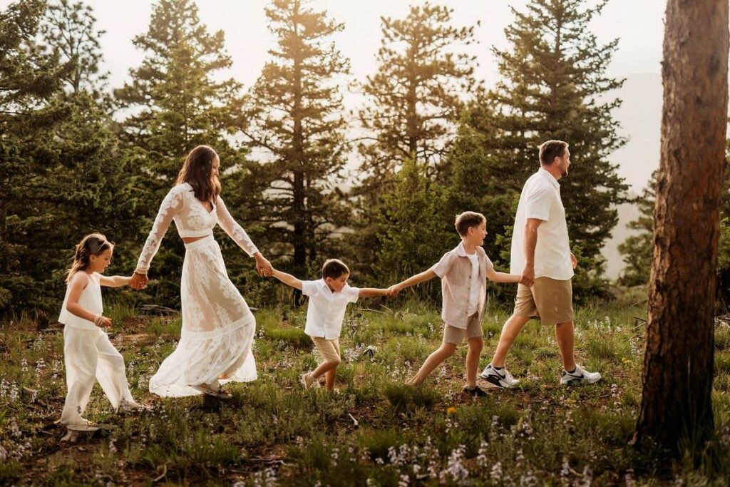 Famille en forêt avec des habits blanc 