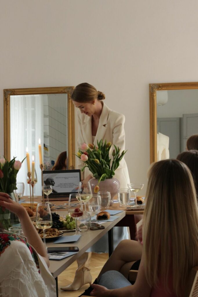 Responsable communication qui donne réunion