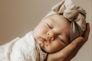 Bébé qui dort dans les bras