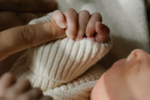 Bébé qui tient la main 