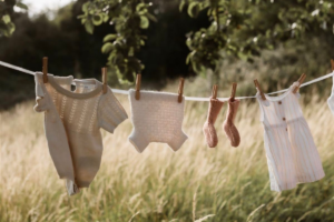 Linge bébé étendu dehors