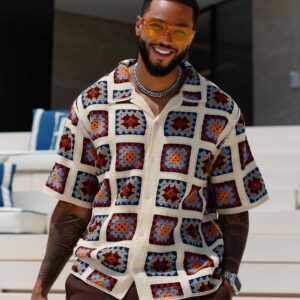 Homme avec chemise carré colorés