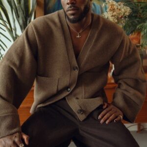 Homme avec pull kaki et bouton noir