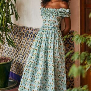 Femme portant une robe verte à imprimé