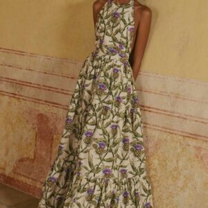 Femme portant une robe beige verte et violette
