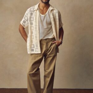 Homme portant un pantalon beige