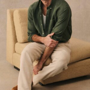 Homme qui porte une chemise verte