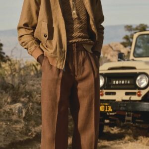 Homme portant pantalon marron en lin