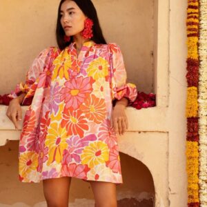 Femme avec robe coloré