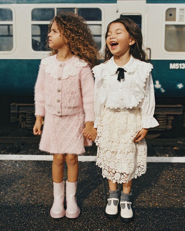 Petites filles sur un quai de gare