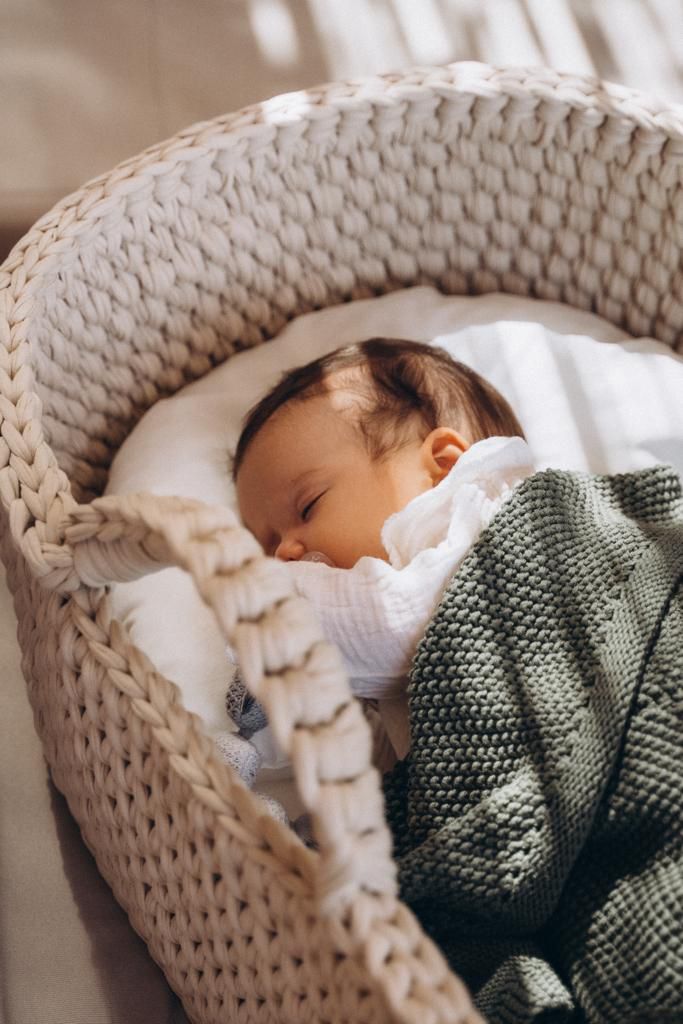 Bébé qui dort dans un berceau 